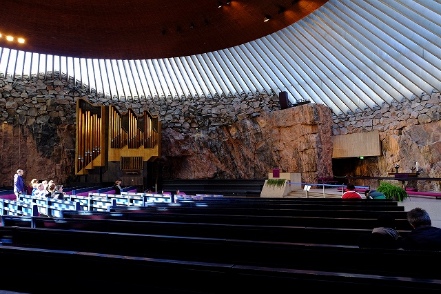 岩をくりぬいて作られたテンペリアウキオ教会。フィンランドでは数多くの建築デザインも堪能できますよ！