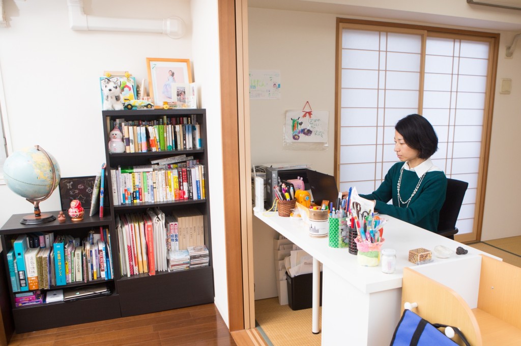 リビング脇の和室にパソコンが。仕事をしていても、小学生の娘の帰宅時間には「おかえり」が言える生活。